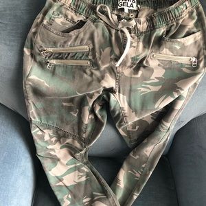 Pam & Gela Size Small. Camo mid rise, gathered leg.